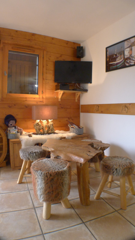 _lv_images__lot_0000000121_02_3208875