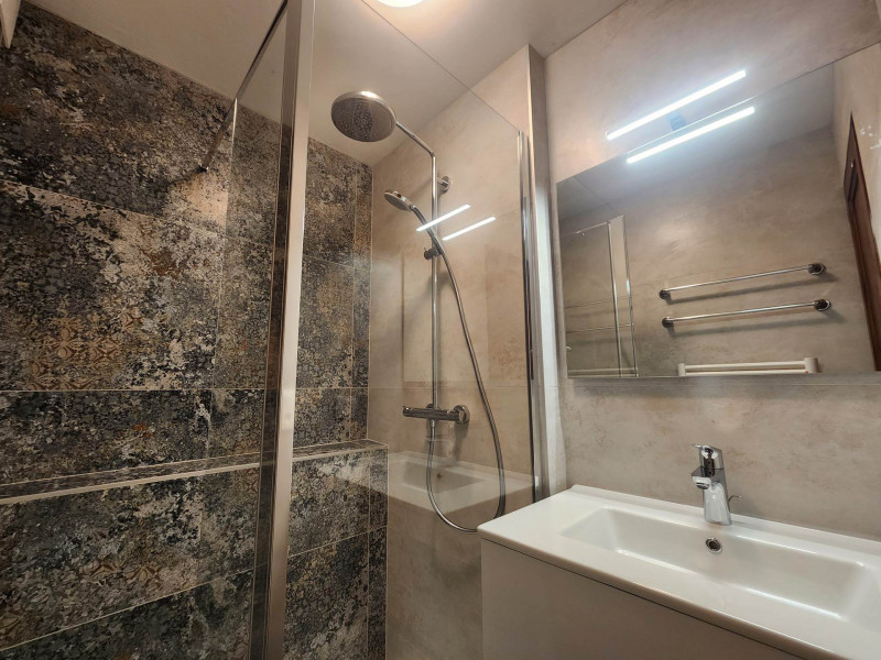 _lv_images__lot_0000000136_09_3651153