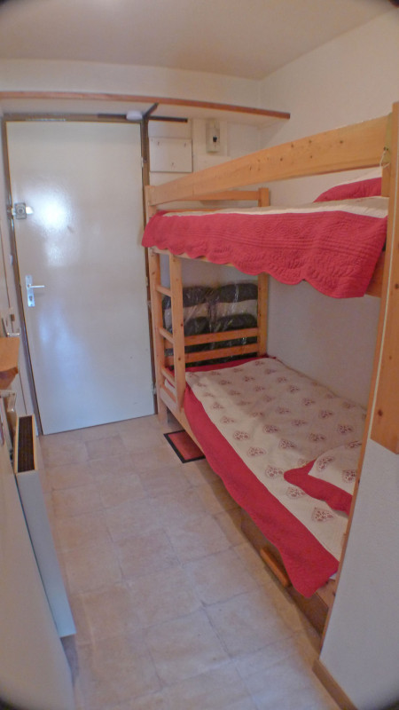 _lv_images__lot_0000000176_05_3261143