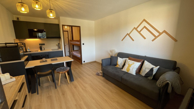 _lv_images__lot_0000000180_01_3463685