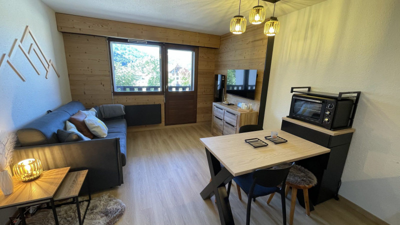 _lv_images__lot_0000000180_02_3709530