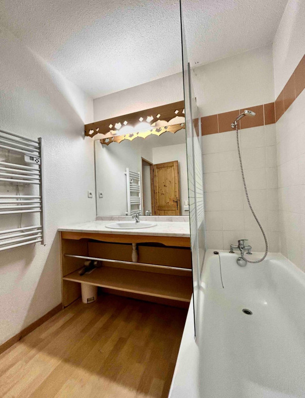 _lv_images__lot_0000000198_04_3332213