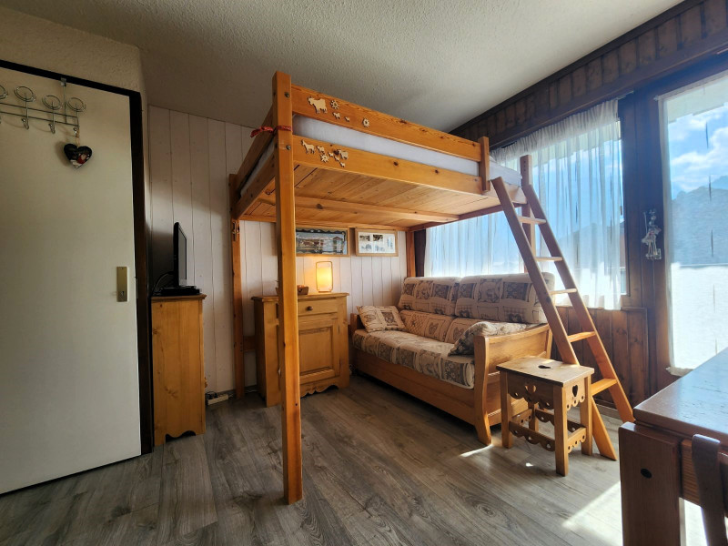 _lv_images__lot_0000000219_06_3706012